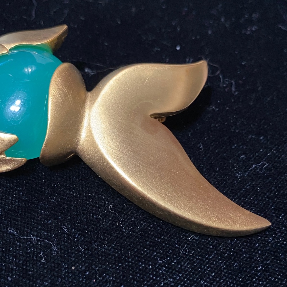 Givenchy vintage Matt gold tone with faux jade belly and eye brooch - Picture 16 of 16